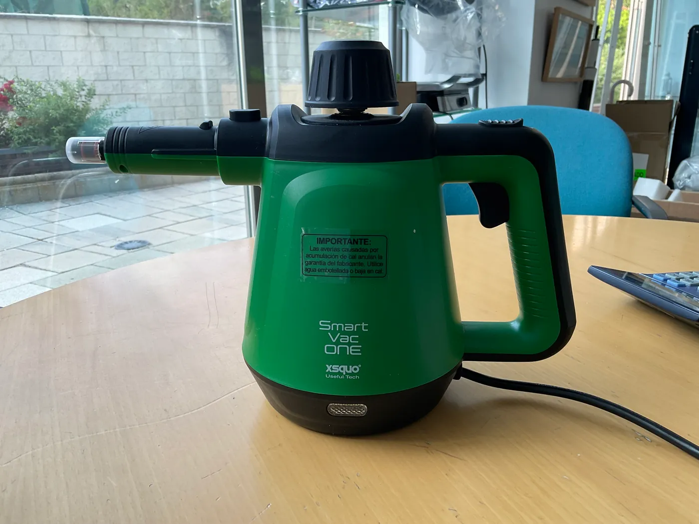 Fotografía original de una limpiadora a vapor XSQUO utilizada como referencia para crear imágenes de producto con IA